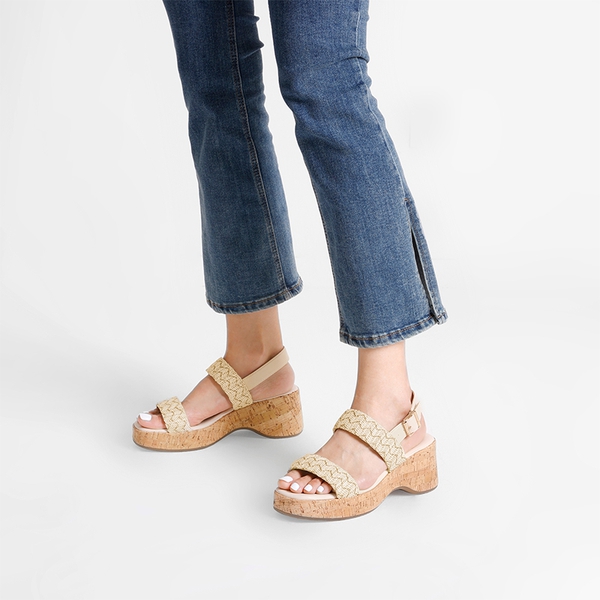 10 Best Sandals with Jeans For Women to Acquire a Winning Combination