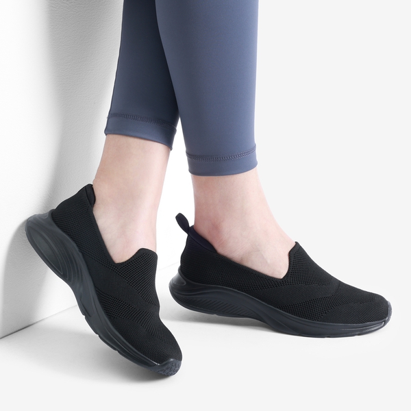 8 All-Black Comfortable Shoes that you need in your Wardrobe